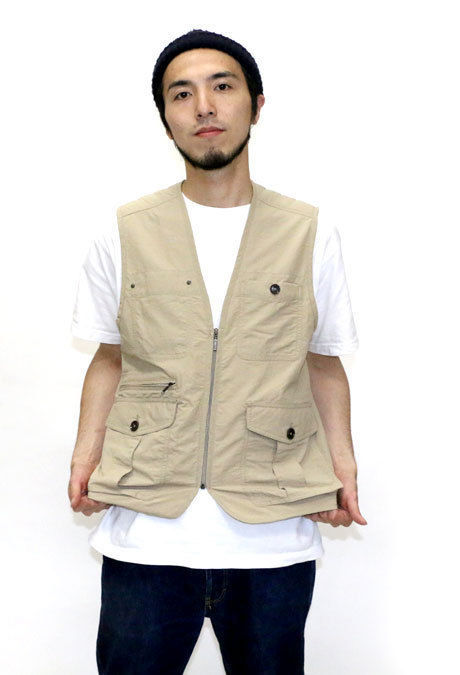 半袖Tシャツにベストを羽織った男性