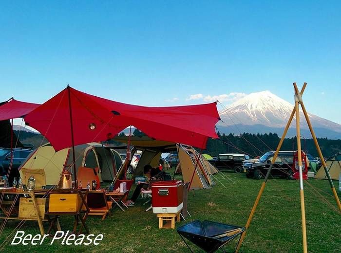 青空と富士山に映える赤いタープ