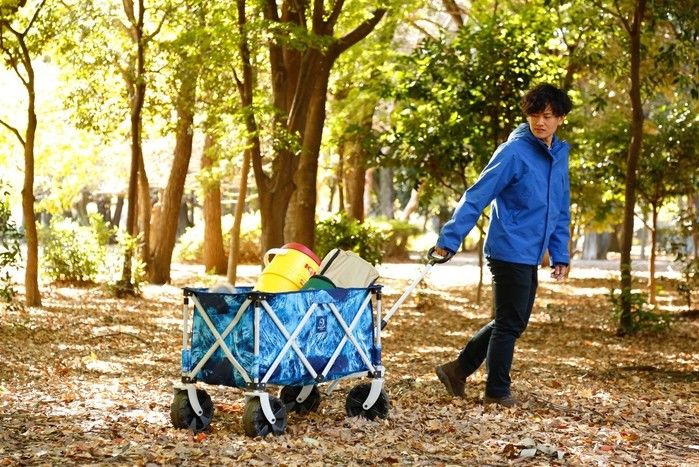 キャリーカートを引く男性