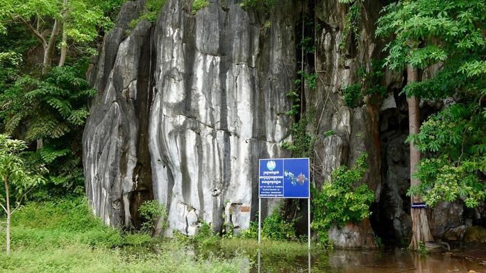 洞窟寺院 プノン・チュヌークの入口