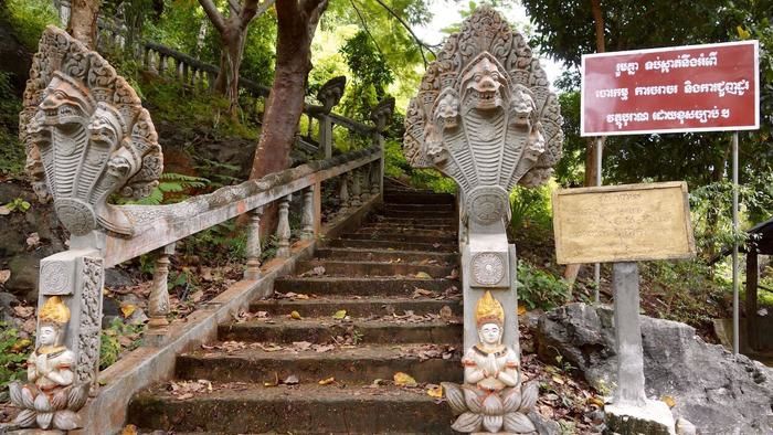 洞窟寺院入り口までの長い階段