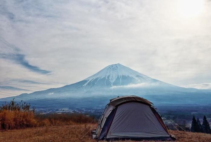 富士山麓のキャンプに張られたテント