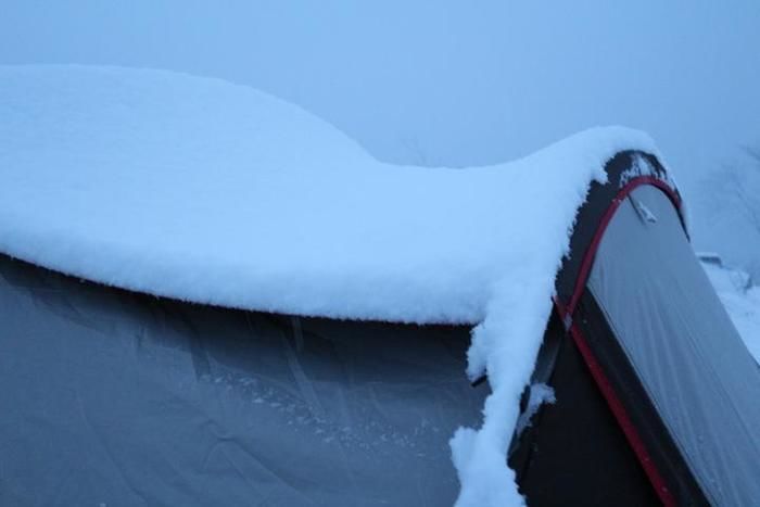 テントの屋根に積もる雪