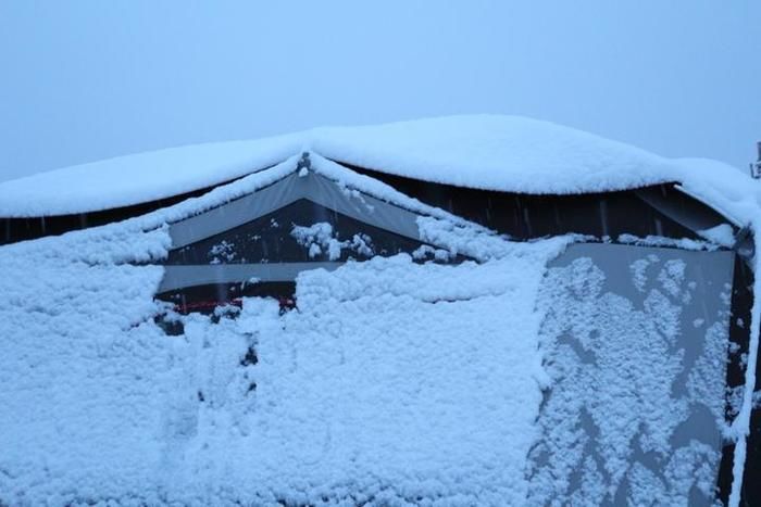 テント側面にも積もる雪