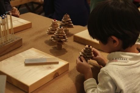 ミニクリスマスツリーを作る子ども