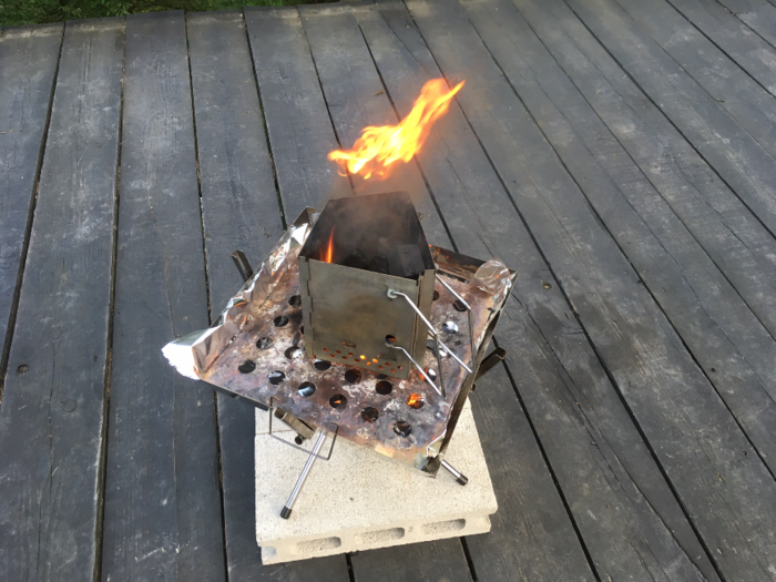 火おこし器を使って炭を燃やす