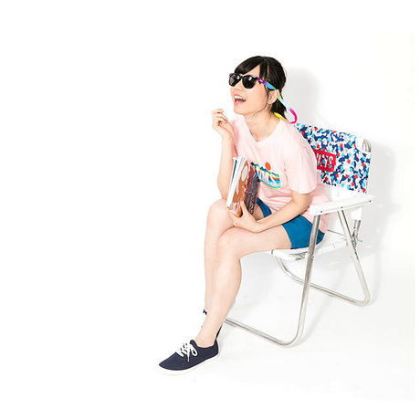 ロゴTシャツコーデをしている女性
