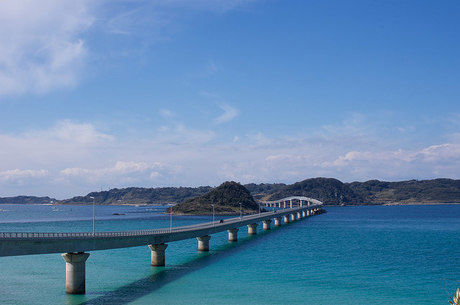 青い海にかかる角島大橋