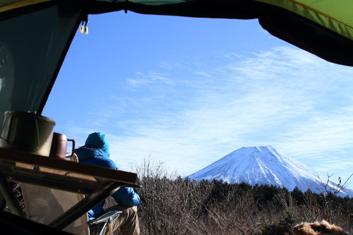テントの中からあおぐ富士山