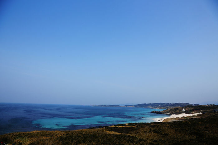 コバルトブルーの海と広い空