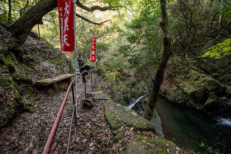 渓流沿いの山道