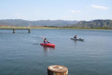 大山池野営場の湖でカヌーをする人