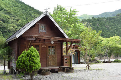 谷瀬つり橋オートキャンプ場のログハウス