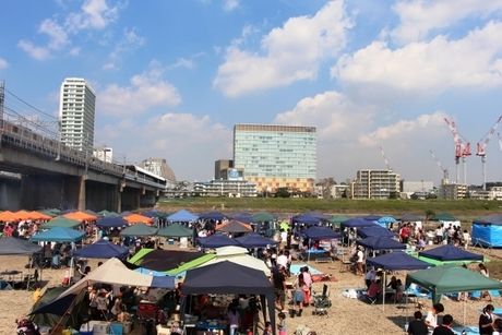 河川敷でバーベキューする人々