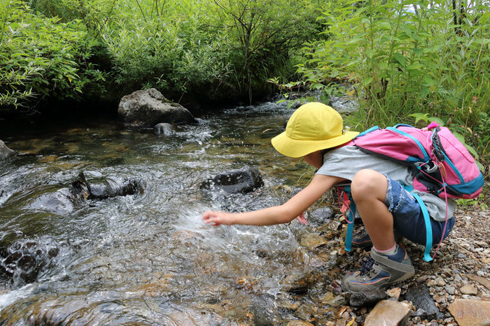 川の水で遊ぶ子供