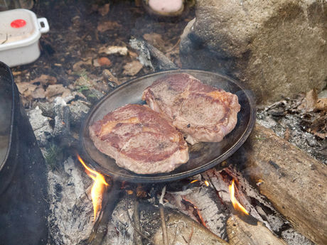 鍛造フライパンで焼き上げるステーキ