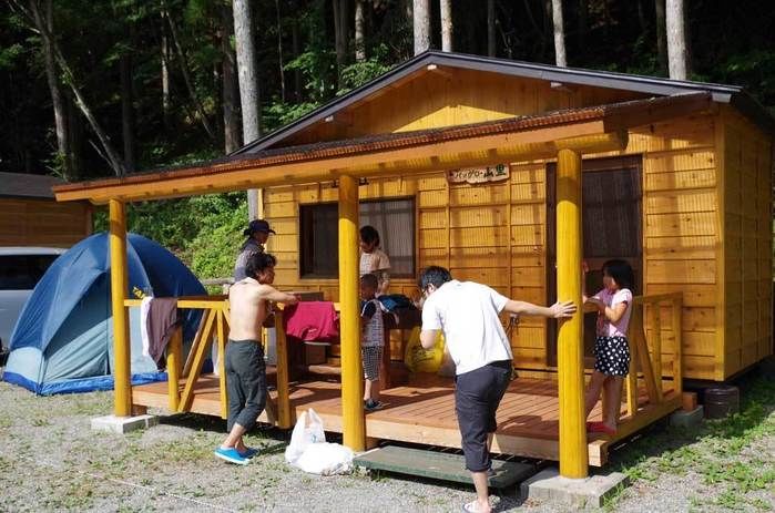 ナラ入沢渓流釣りキャンプ場のバンガローを使う親子