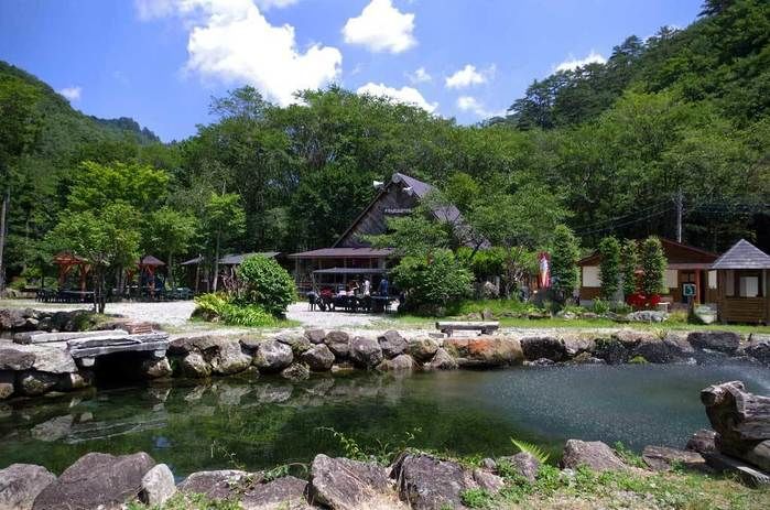 ナラ入沢渓流釣りキャンプ場の施設周辺の様子