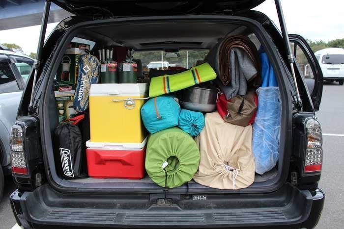 キャンプ用品を沢山積めた車