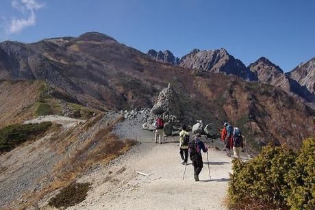 八方尾根の登山コースを登る人