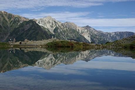 八方池の湖面に映る白馬連峰