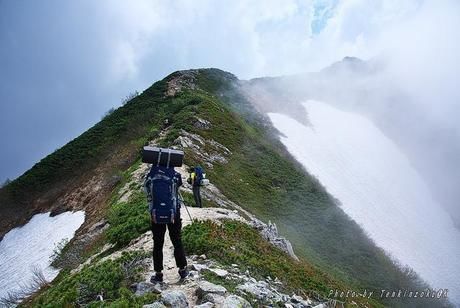 岩道を登山する様子