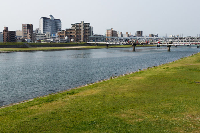 川沿いの土手の写真