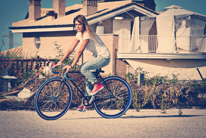 自転車に乗る女性