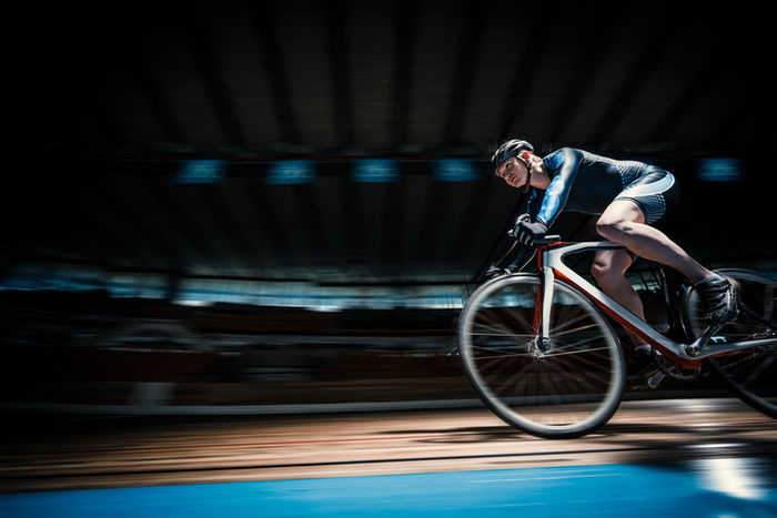 自転車に乗っている人