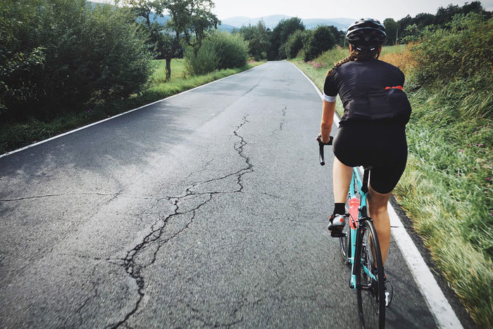 自転車に乗っている人