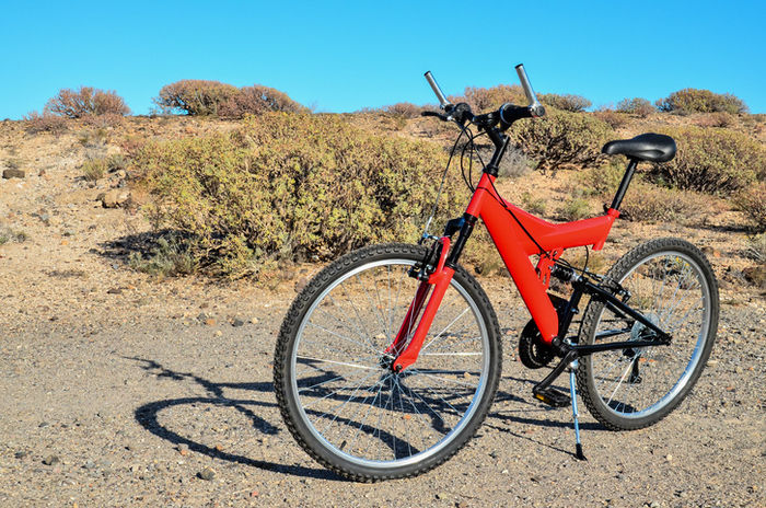 山に止まっている赤い自転車