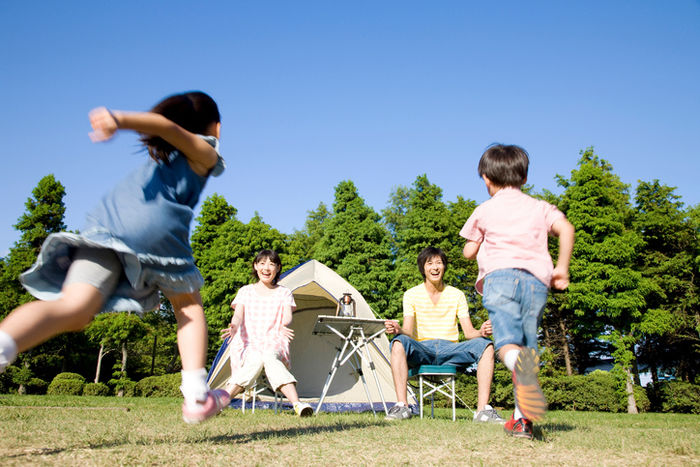 キャンプ場で子供が親に向かって走っている