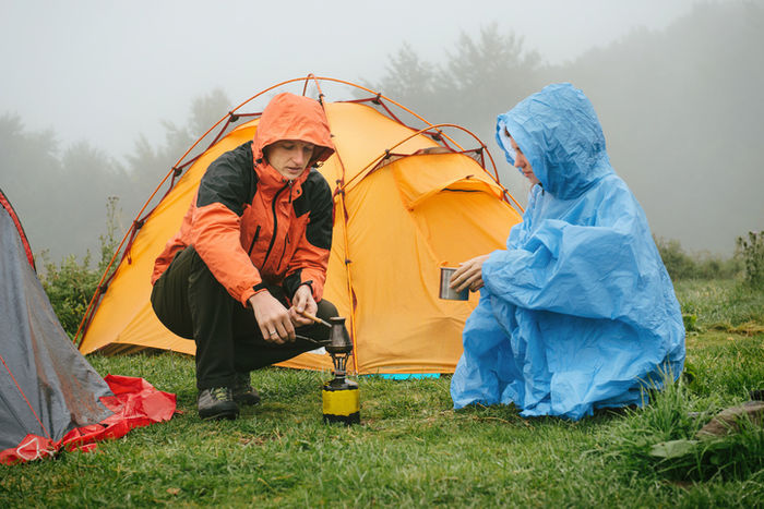雨の中鍋を温めている