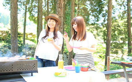 六甲山カンツリーハウスでBBQをする女性たち