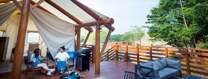 ネスタリゾート神戸 GLAMP BBQ PARKでくつろぐ女性たち