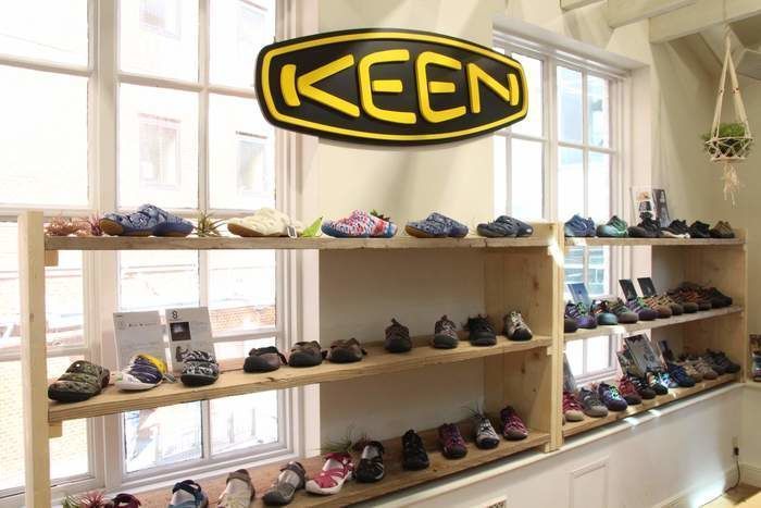 KEENの店の内観とロゴ