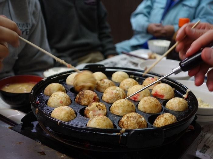 家でたこ焼きを作る様子