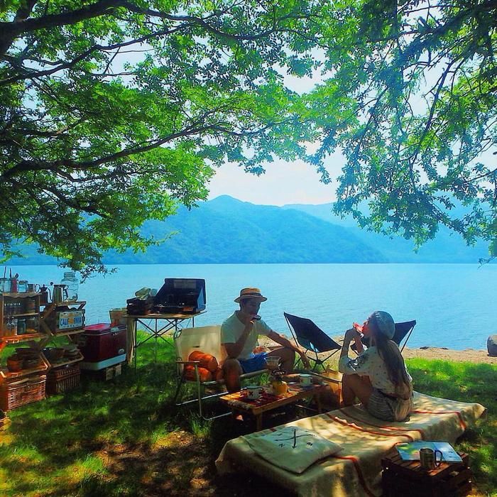 湖のほとりでキャンプをする人たち