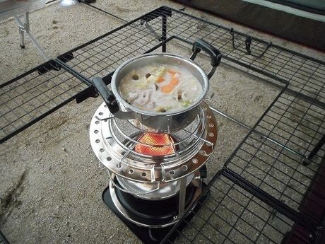 屋外で鍋を作っている様子