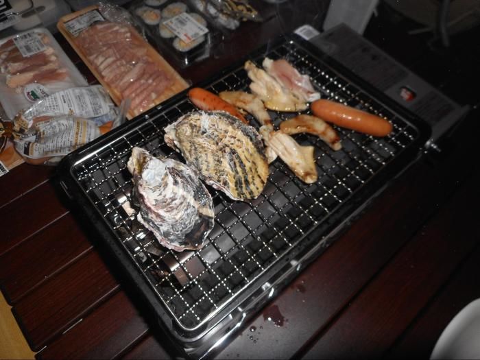 炉ばた大将の炙りやで食材を焼いている様子