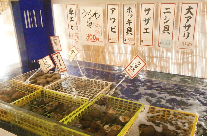 宇品バーベキューガーデンの生け簀に並ぶ新鮮な海の幸