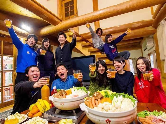 黒川森のコテージで鍋を楽しむ人々