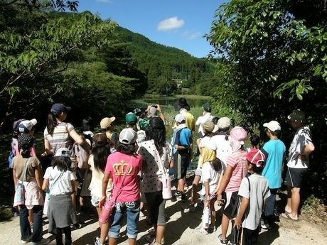 池の山キャンプ場を散策する人々