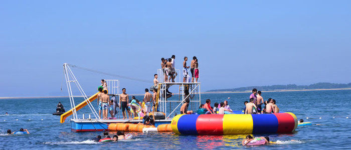 能古島キャンプ村・海水浴場で遊ぶ人々