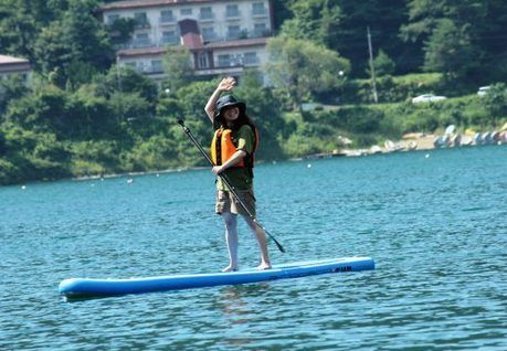 PICA富士西湖でSUPをしている女性