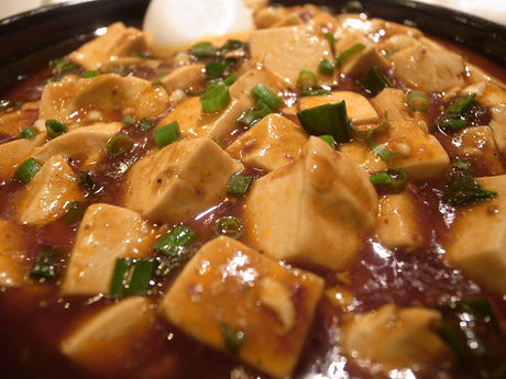 スキレットで調理された麻婆豆腐