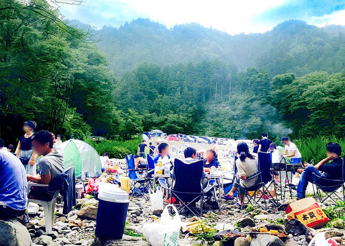 河川敷でバーベキューする人々