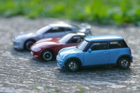 3台並んだミニカー