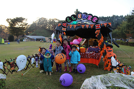 ハロウィんキャンプを楽しむ子供達