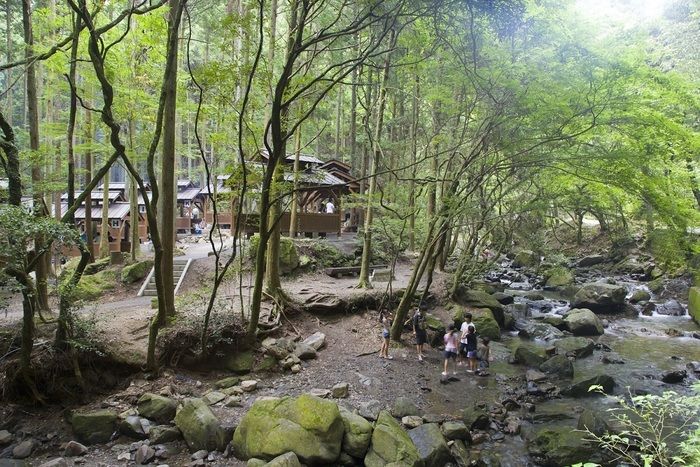 くらがり渓谷キャンプ場で水遊びをするファミリー